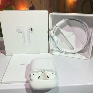 Apple AirPods True Wireless Bluetooth Headphones 1st Generation wm Charging Case